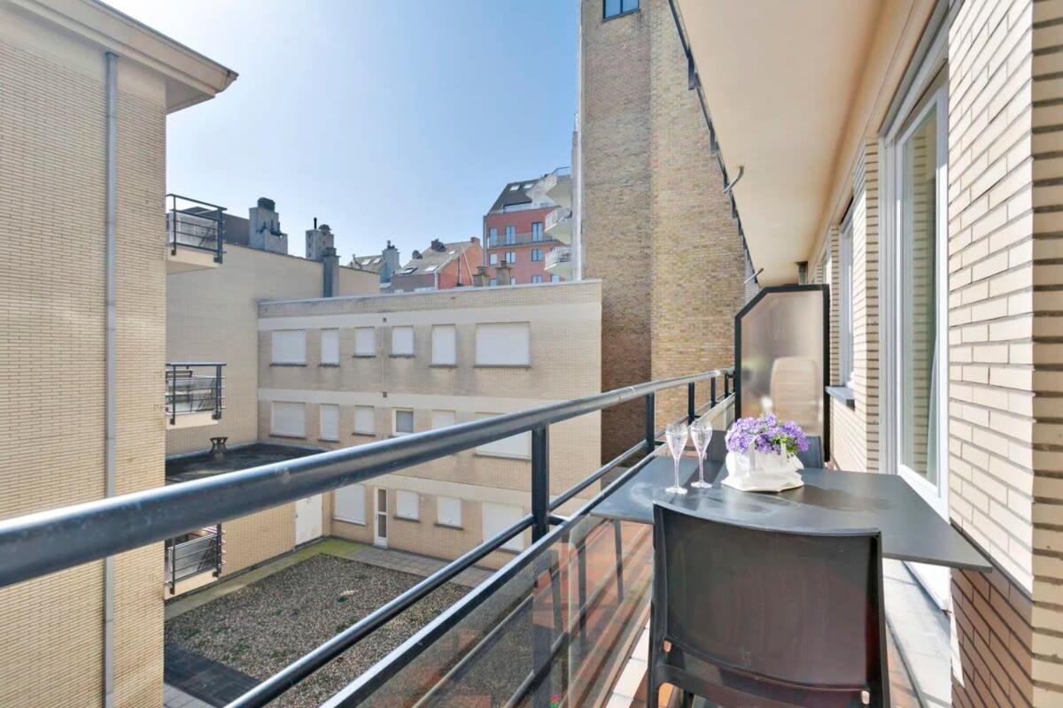 Huswell - Stylish Apartment At The Zeedijk Of Knokke Exteriör bild